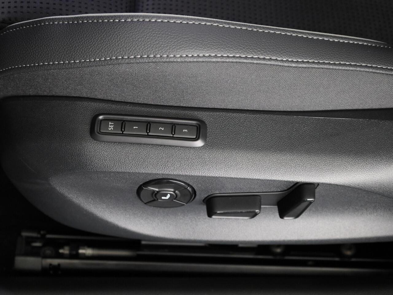 Skoda SUPERB Combi Sportline Business PHEV 1.5 TSI 204 pk 6 versn. DSG | Panoramadak, elektrisch bedienbaar | Trekhaak, wegklapbaar | Travel Assist Plus Sportline | Dynamic Chassis Control Pakket | CANTON Soundsystem | Lichtmetalen velgen 19 inch Torcular zwart gepoli