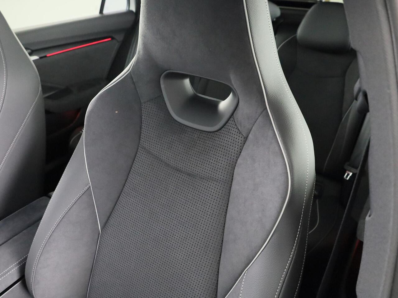 Skoda SUPERB Combi Sportline Business PHEV 1.5 TSI 204 pk 6 versn. DSG | Panoramadak, elektrisch bedienbaar | Trekhaak, wegklapbaar | Travel Assist Plus Sportline | Dynamic Chassis Control Pakket | CANTON Soundsystem | Lichtmetalen velgen 19 inch Torcular zwart gepoli