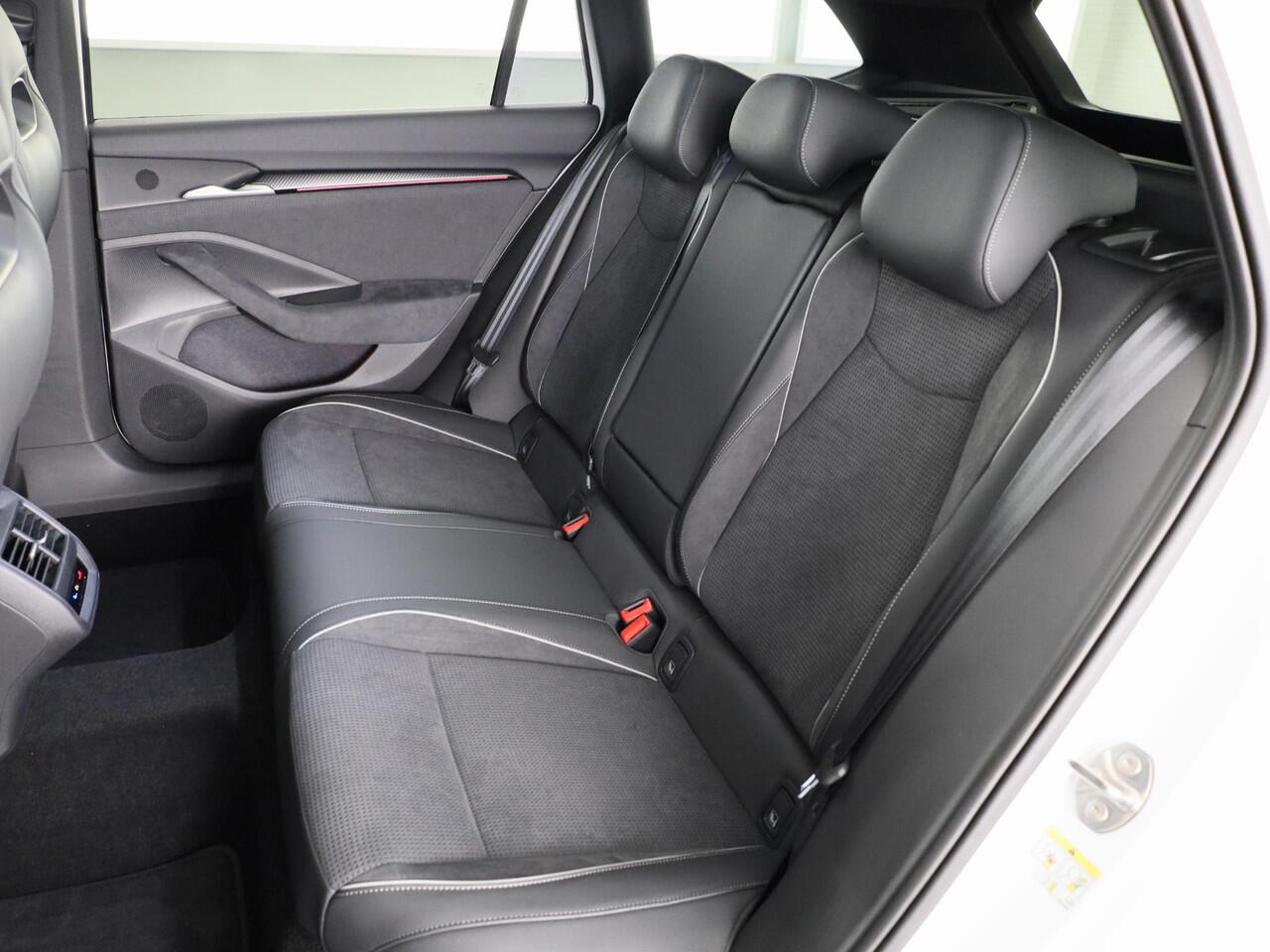 Skoda SUPERB Combi Sportline Business PHEV 1.5 TSI 204 pk 6 versn. DSG | Panoramadak, elektrisch bedienbaar | Trekhaak, wegklapbaar | Travel Assist Plus Sportline | Dynamic Chassis Control Pakket | CANTON Soundsystem | Lichtmetalen velgen 19 inch Torcular zwart gepoli