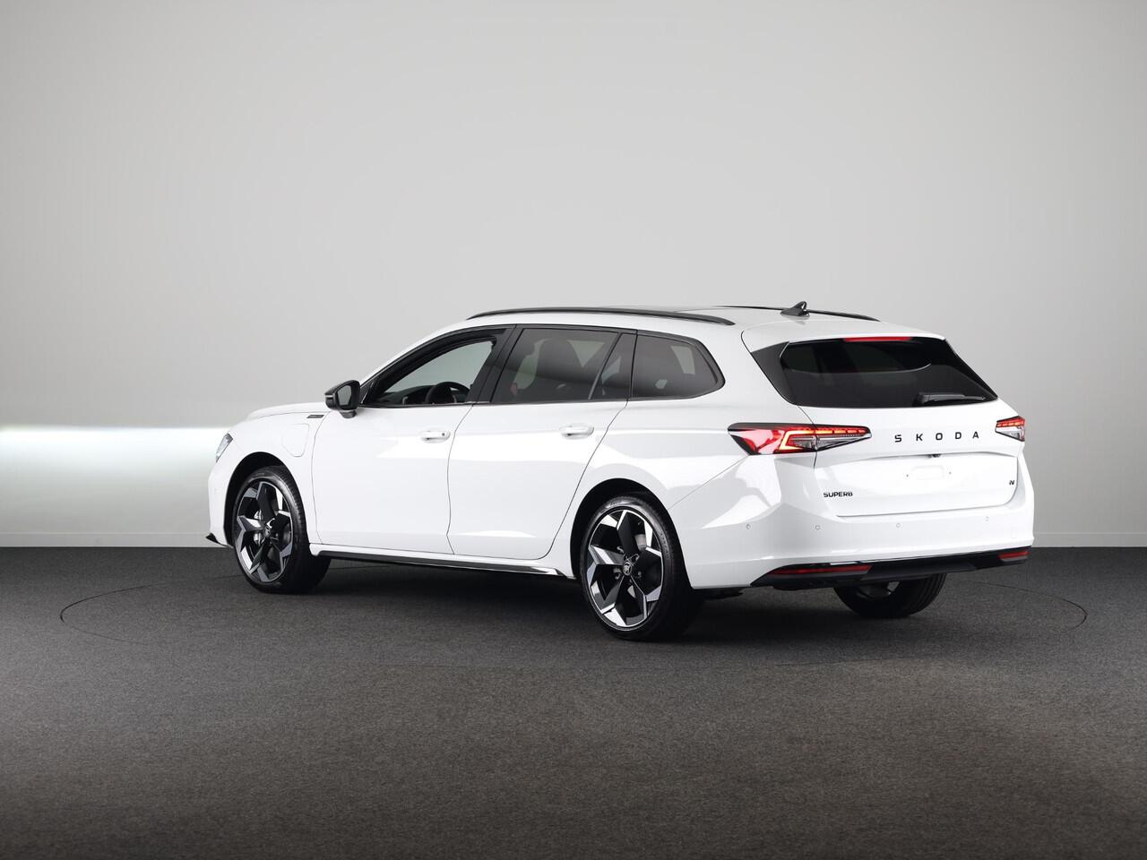 Skoda SUPERB Combi Sportline Business PHEV 1.5 TSI 204 pk 6 versn. DSG | Panoramadak, elektrisch bedienbaar | Trekhaak, wegklapbaar | Travel Assist Plus Sportline | Dynamic Chassis Control Pakket | CANTON Soundsystem | Lichtmetalen velgen 19 inch Torcular zwart gepoli