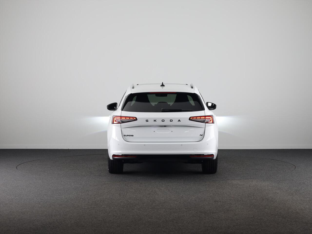 Skoda SUPERB Combi Sportline Business PHEV 1.5 TSI 204 pk 6 versn. DSG | Panoramadak, elektrisch bedienbaar | Trekhaak, wegklapbaar | Travel Assist Plus Sportline | Dynamic Chassis Control Pakket | CANTON Soundsystem | Lichtmetalen velgen 19 inch Torcular zwart gepoli