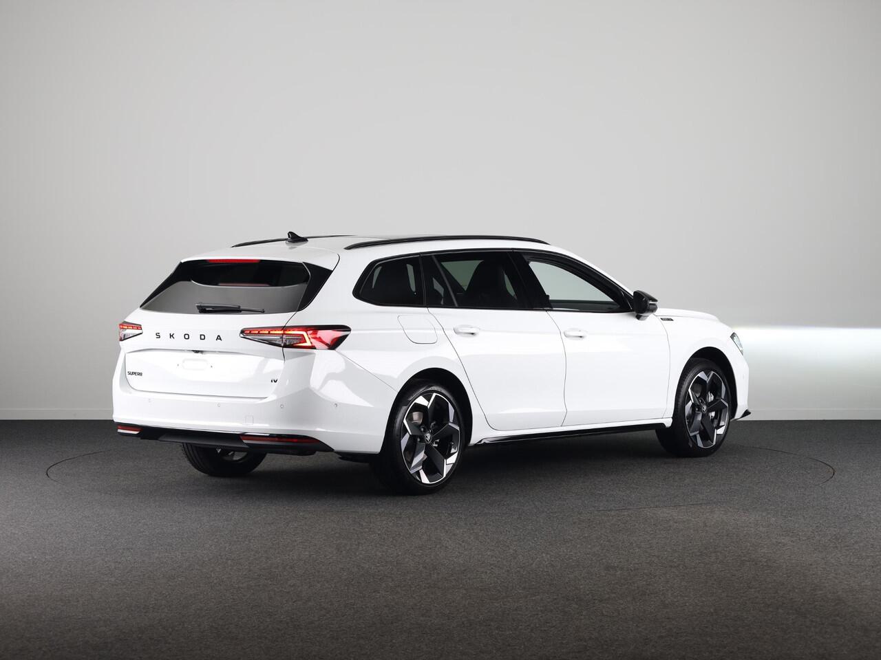 Skoda SUPERB Combi Sportline Business PHEV 1.5 TSI 204 pk 6 versn. DSG | Panoramadak, elektrisch bedienbaar | Trekhaak, wegklapbaar | Travel Assist Plus Sportline | Dynamic Chassis Control Pakket | CANTON Soundsystem | Lichtmetalen velgen 19 inch Torcular zwart gepoli