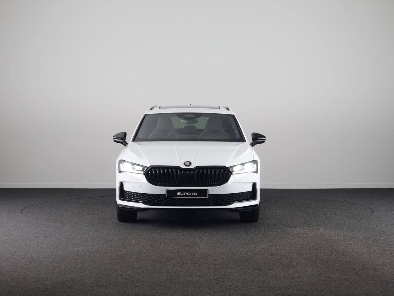 Skoda SUPERB Combi Sportline Business PHEV 1.5 TSI 204 pk 6 versn. DSG | Panoramadak, elektrisch bedienbaar | Trekhaak, wegklapbaar | Travel Assist Plus Sportline | Dynamic Chassis Control Pakket | CANTON Soundsystem | Lichtmetalen velgen 19 inch Torcular zwart gepoli