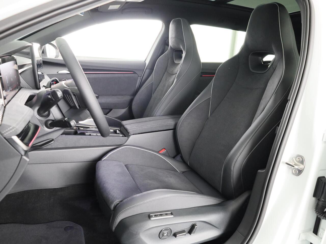 Skoda SUPERB Combi Sportline Business PHEV 1.5 TSI 204 pk 6 versn. DSG | Panoramadak, elektrisch bedienbaar | Trekhaak, wegklapbaar | Travel Assist Plus Sportline | Dynamic Chassis Control Pakket | CANTON Soundsystem | Lichtmetalen velgen 19 inch Torcular zwart gepoli