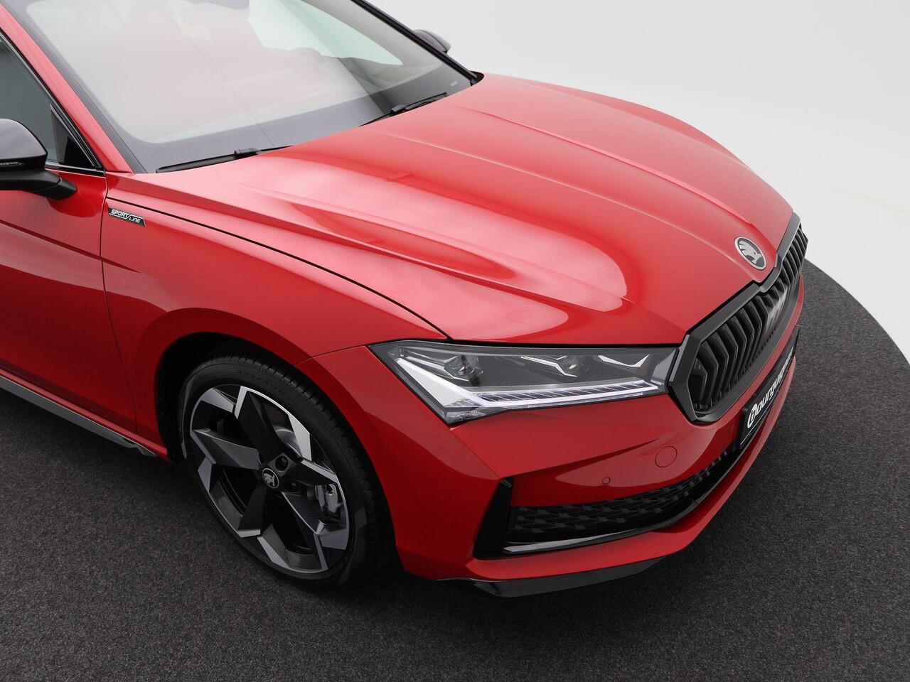 Skoda SUPERB Combi 1.5 TSi 204 Pk PHEV Sportline Business | Panoramadak | Trekhaak | Head-Up | 19 Inch | Stoelverwarming | Camera