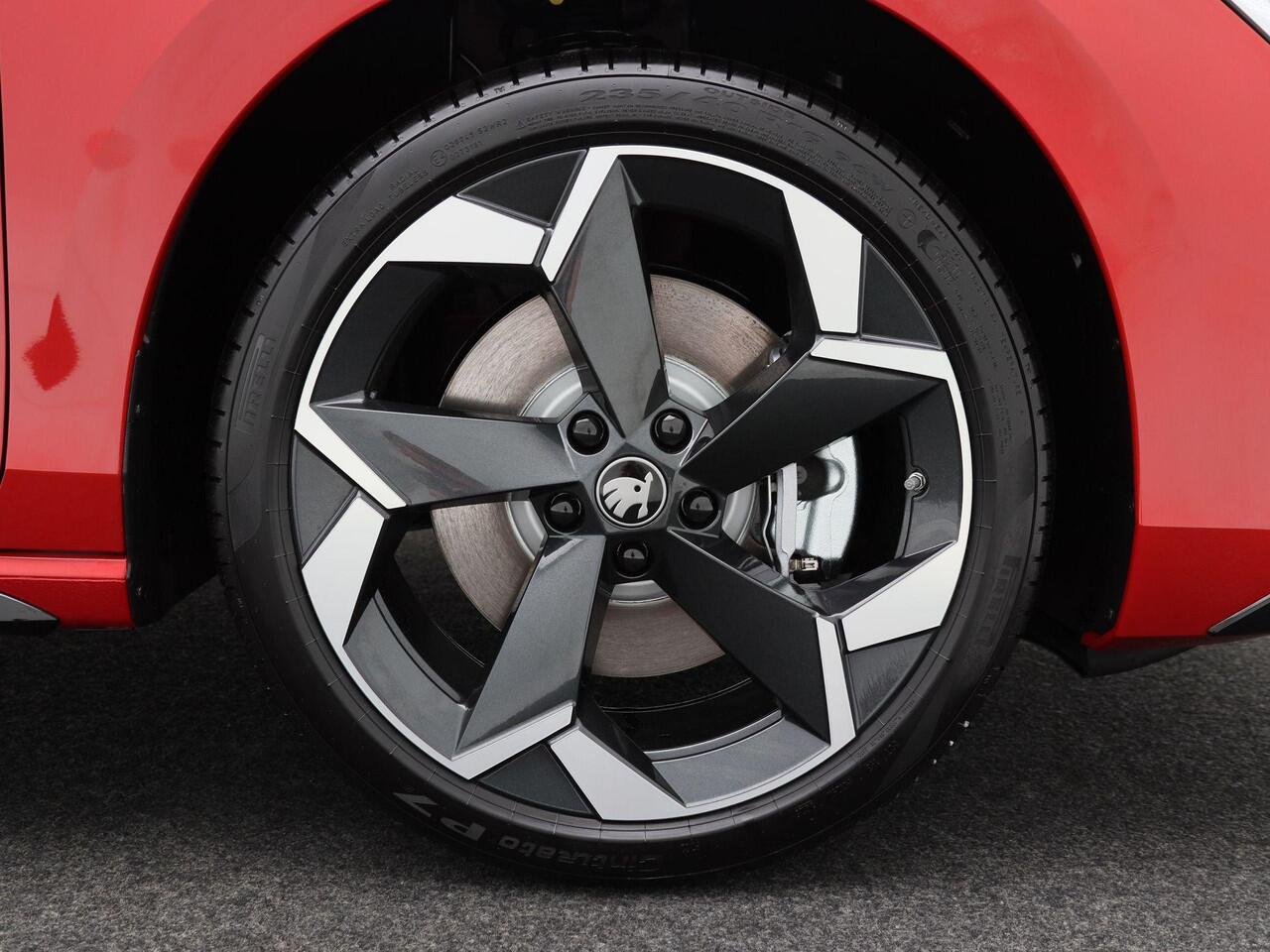 Skoda SUPERB Combi 1.5 TSi 204 Pk PHEV Sportline Business | Panoramadak | Trekhaak | Head-Up | 19 Inch | Stoelverwarming | Camera