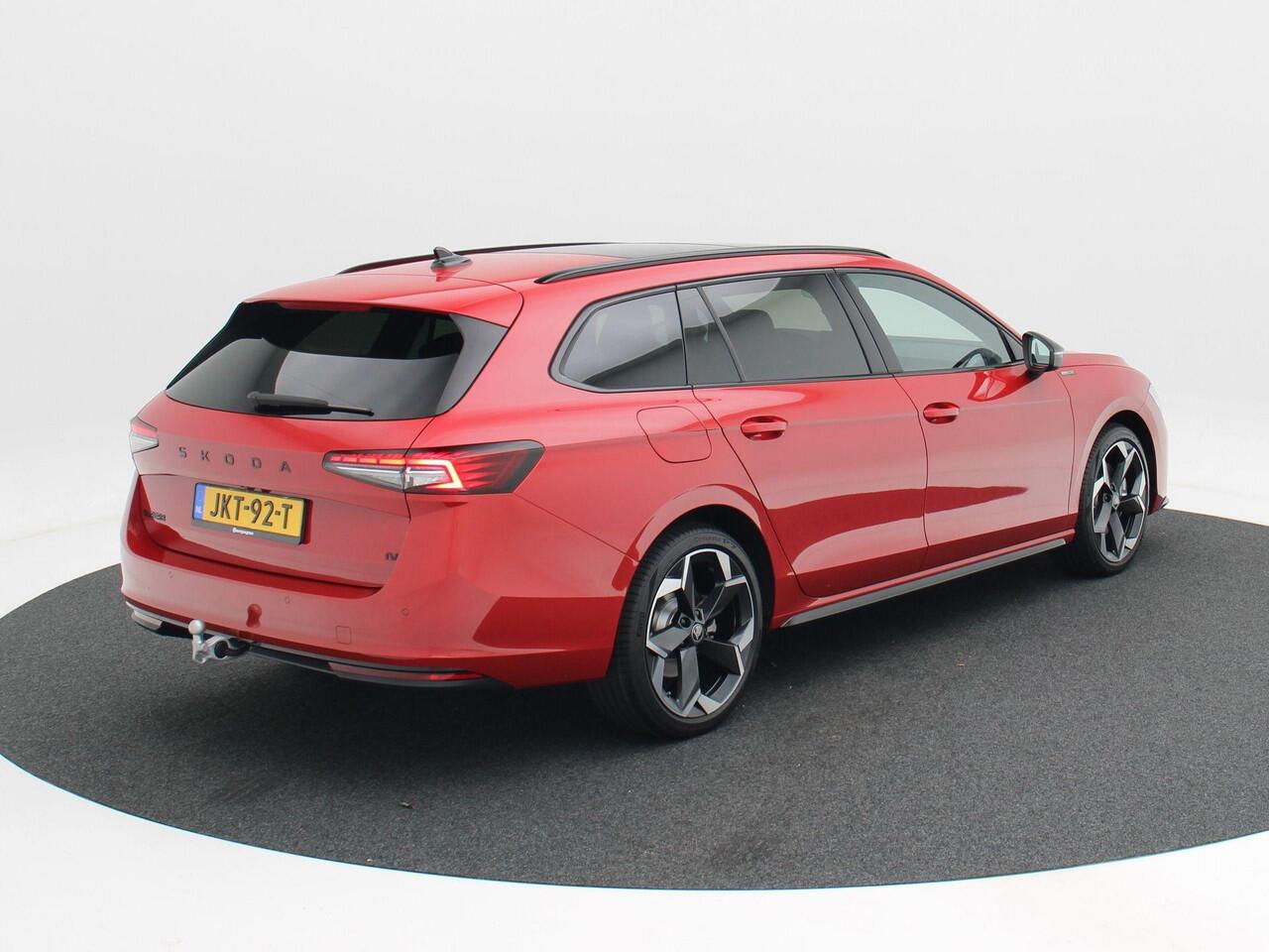 Skoda SUPERB Combi 1.5 TSi 204 Pk PHEV Sportline Business | Panoramadak | Trekhaak | Head-Up | 19 Inch | Stoelverwarming | Camera