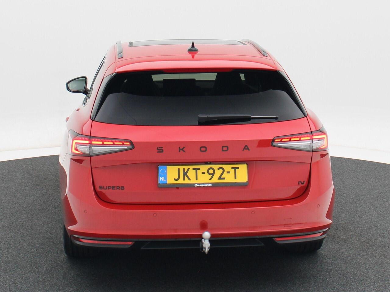 Skoda SUPERB Combi 1.5 TSi 204 Pk PHEV Sportline Business | Panoramadak | Trekhaak | Head-Up | 19 Inch | Stoelverwarming | Camera