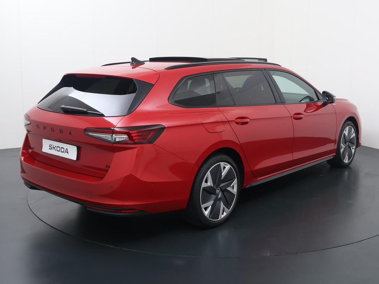 Skoda SUPERB Combi 1.5 TSI PHEV Sportline Business | 204 PK | SoH 100% | Trekhaak wegklapbaar | Panoramadak | Top area view 360 graden camera | Head-up display |