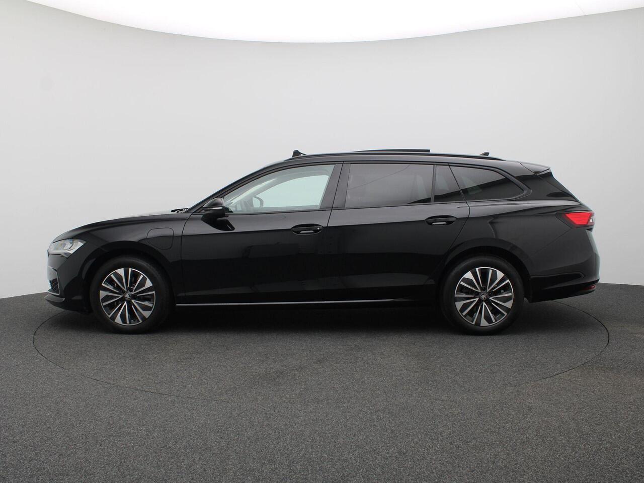Skoda SUPERB Combi 1.5 TSI PHEV Edition 204PK DSG Pano-Schuifdak, Trekhaak, 17" LM Velgen, Achteruitrijcamera, Side Assist, Navi via Apple Carplay/Android Auto, Stoelverwarming