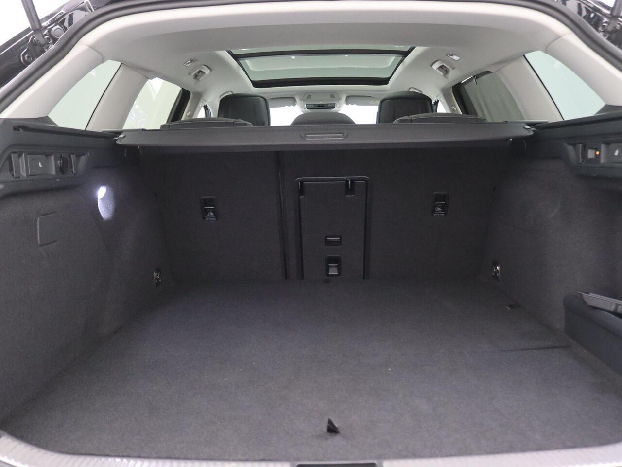 Skoda SUPERB Combi 1.5 TSI PHEV Edition 204PK DSG Pano-Schuifdak, Trekhaak, 17" LM Velgen, Achteruitrijcamera, Side Assist, Navi via Apple Carplay/Android Auto, Stoelverwarming