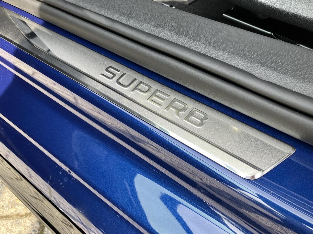 Skoda SUPERB Combi Sportline Business 1.5 TSI PHEV 204 PK DSG Automaat | Panorama dak | Suite Sport Leder | 19" lichtmetalen velgen | Trekhaak |