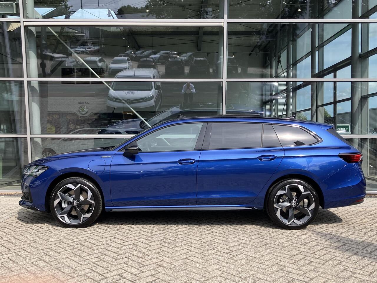 Skoda SUPERB Combi Sportline Business 1.5 TSI PHEV 204 PK DSG Automaat | Panorama dak | Suite Sport Leder | 19" lichtmetalen velgen | Trekhaak |