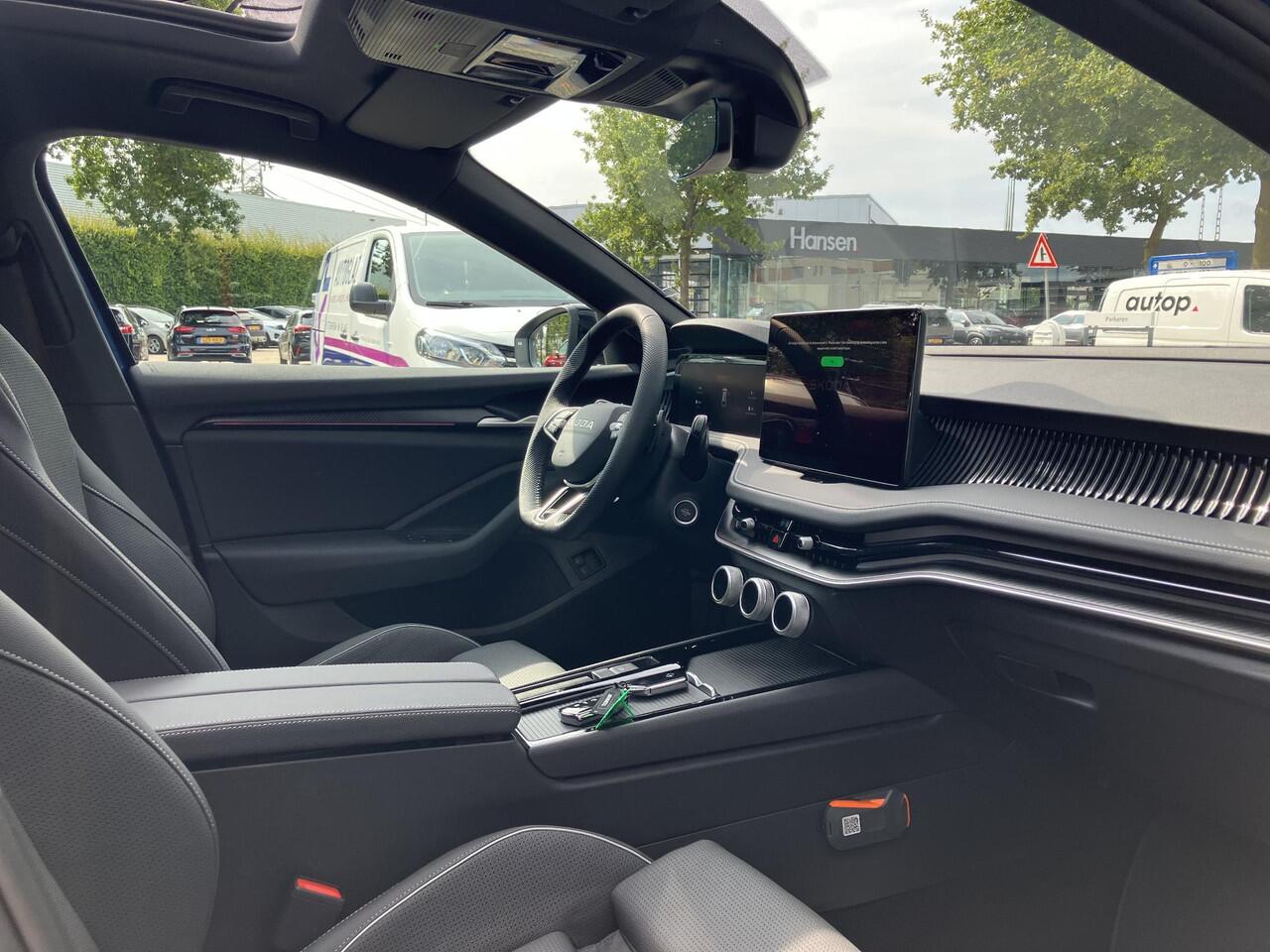 Skoda SUPERB Combi Sportline Business 1.5 TSI PHEV 204 PK DSG Automaat | Panorama dak | Suite Sport Leder | 19" lichtmetalen velgen | Trekhaak |