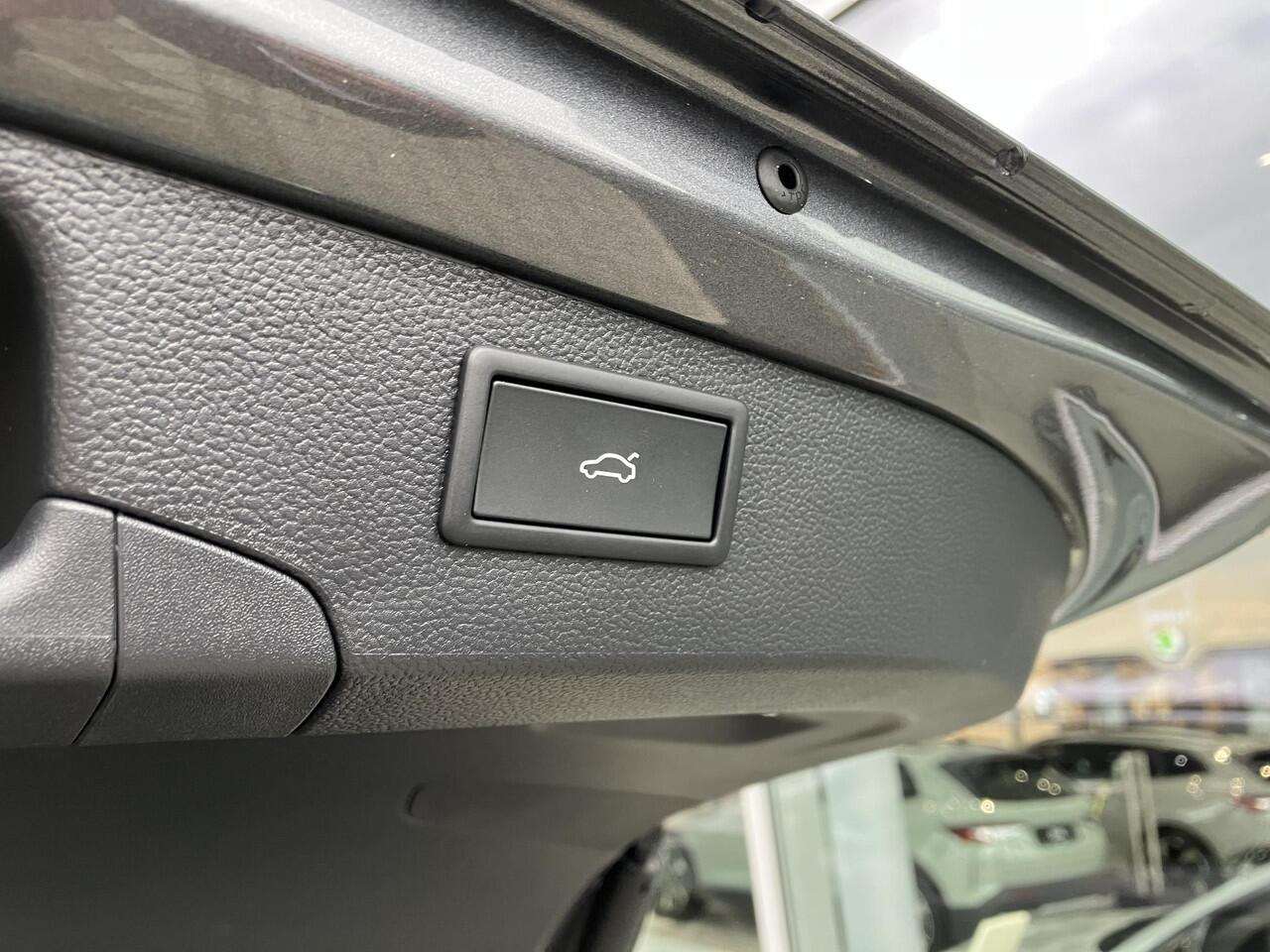 Skoda SUPERB Combi Sportline Business 1.5 TSI PHEV 204 PK | Trekhaak | 19" Lichtmetalen velgen | Panorama dak | Canton Geluid | Suite leder |