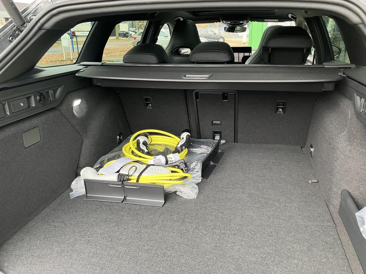 Skoda SUPERB Combi Sportline Business 1.5 TSI PHEV 204 PK | Trekhaak | 19" Lichtmetalen velgen | Panorama dak | Canton Geluid | Suite leder |