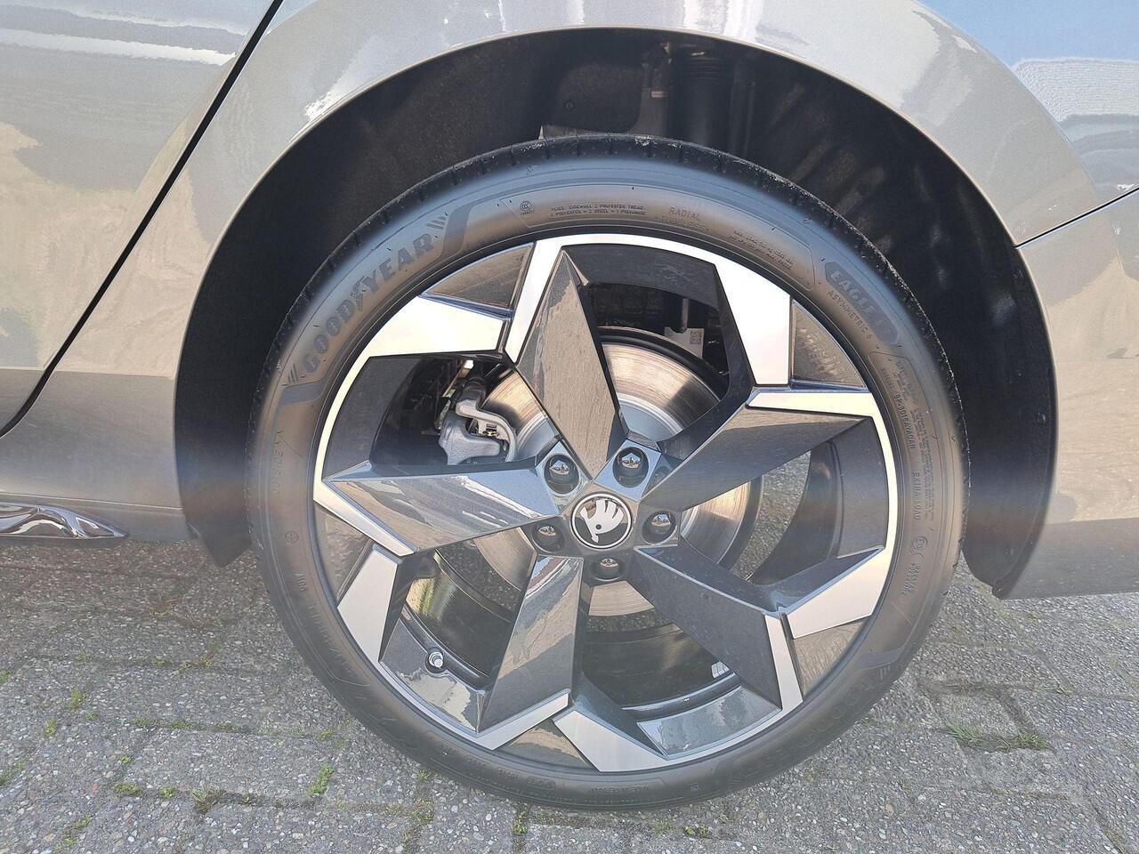 Skoda SUPERB combi Sportline Business 1.5 TSI PHEV 150 kW / 204 PK Combi | Metallic Lak | 19'' Velgen | Travel assist Plus | 2000,- inruilvoordeel!!