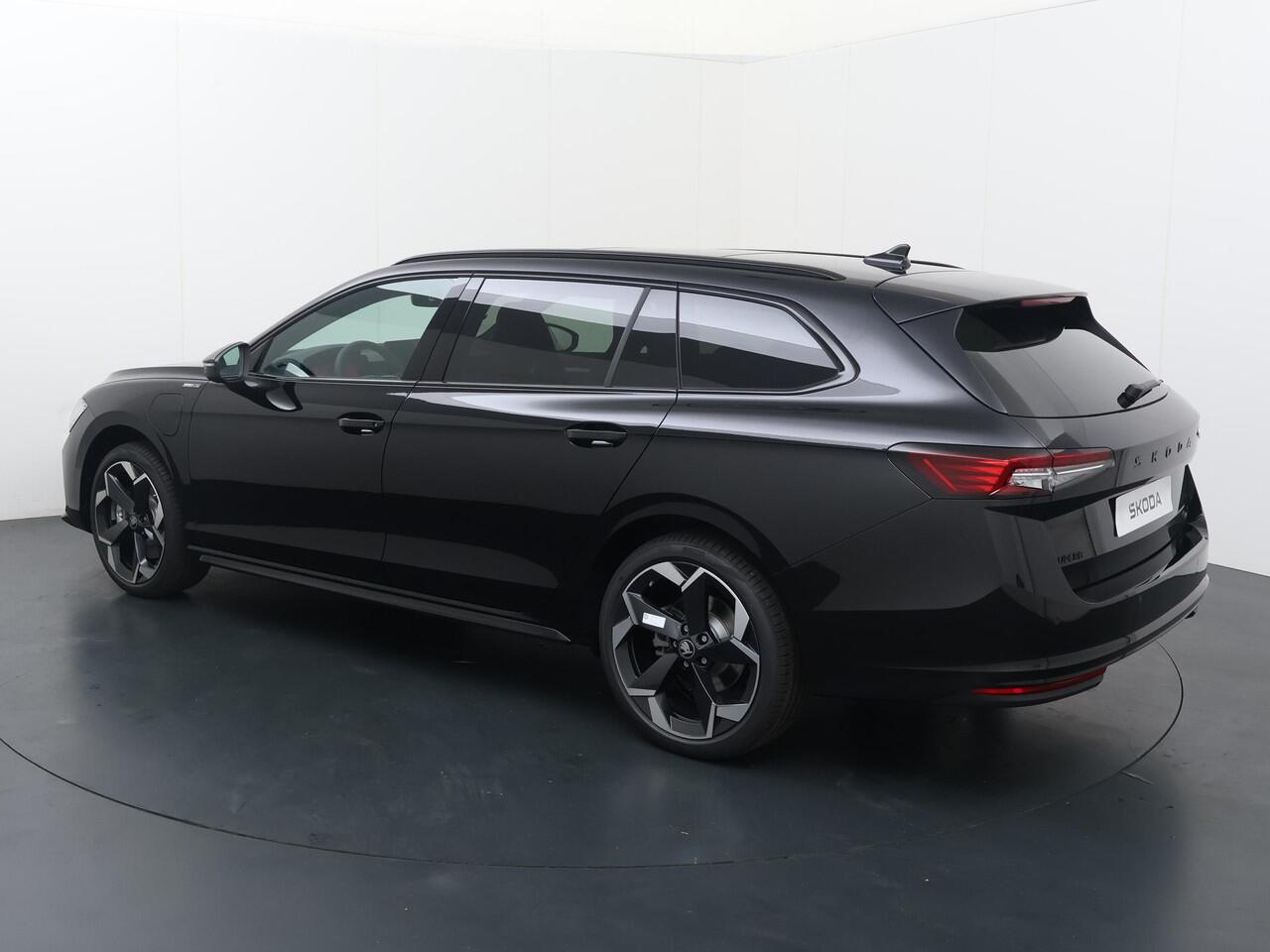 Skoda SUPERB Combi Sportline Business 1.5 TSI PHEV 204 PK | 19" Lichtmetalen velgen | Panorama dak | Canton Geluid | Suite leder |