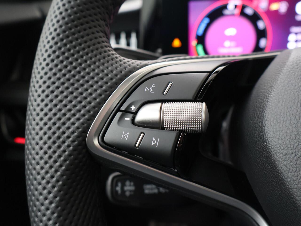 Skoda SUPERB Combi Sportline Business 1.5 TSI PHEV 204 PK | 19" Lichtmetalen velgen | Panorama dak | Canton Geluid | Suite leder |