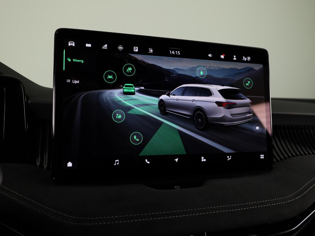 Skoda SUPERB Combi Sportline Business PHEV 1.5 TSI 204 pk 6 versn. DSG | Panoramadak, elektrisch bedienbaar | Trekhaak, wegklapbaar | Travel Assist Plus Sportline | Dynamic Chassis Control Pakket | CANTON Soundsystem | Lichtmetalen velgen 19 inch Aniara Aero zilver