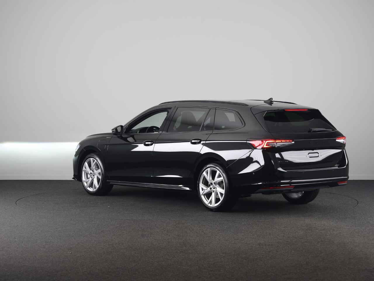 Skoda SUPERB Combi Sportline Business PHEV 1.5 TSI 204 pk 6 versn. DSG | Panoramadak, elektrisch bedienbaar | Trekhaak, wegklapbaar | Travel Assist Plus Sportline | Dynamic Chassis Control Pakket | CANTON Soundsystem | Lichtmetalen velgen 19 inch Aniara Aero zilver