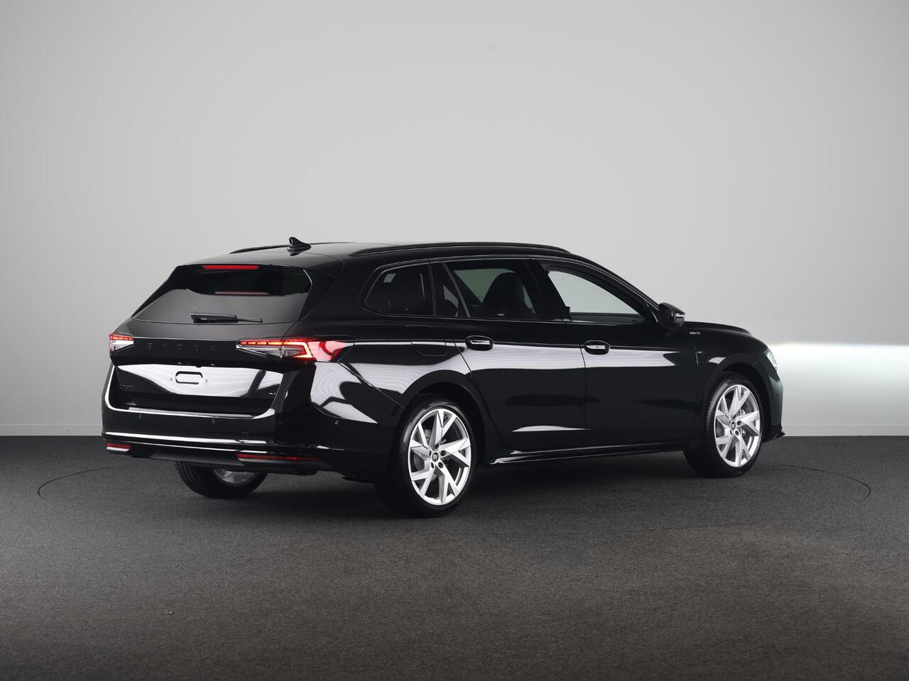 Skoda SUPERB Combi Sportline Business PHEV 1.5 TSI 204 pk 6 versn. DSG | Panoramadak, elektrisch bedienbaar | Trekhaak, wegklapbaar | Travel Assist Plus Sportline | Dynamic Chassis Control Pakket | CANTON Soundsystem | Lichtmetalen velgen 19 inch Aniara Aero zilver