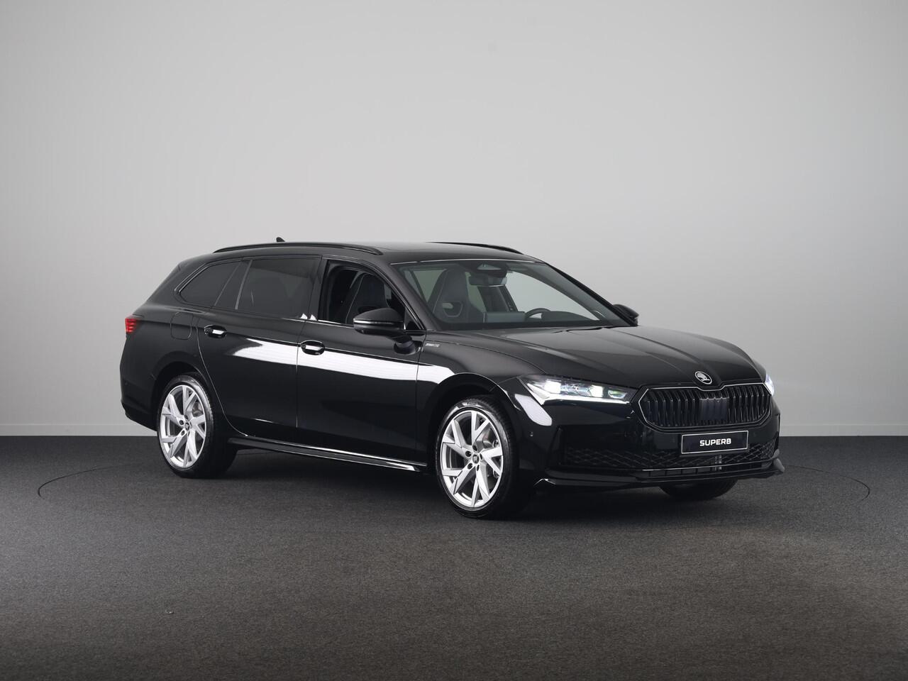 Skoda SUPERB Combi Sportline Business PHEV 1.5 TSI 204 pk 6 versn. DSG | Panoramadak, elektrisch bedienbaar | Trekhaak, wegklapbaar | Travel Assist Plus Sportline | Dynamic Chassis Control Pakket | CANTON Soundsystem | Lichtmetalen velgen 19 inch Aniara Aero zilver