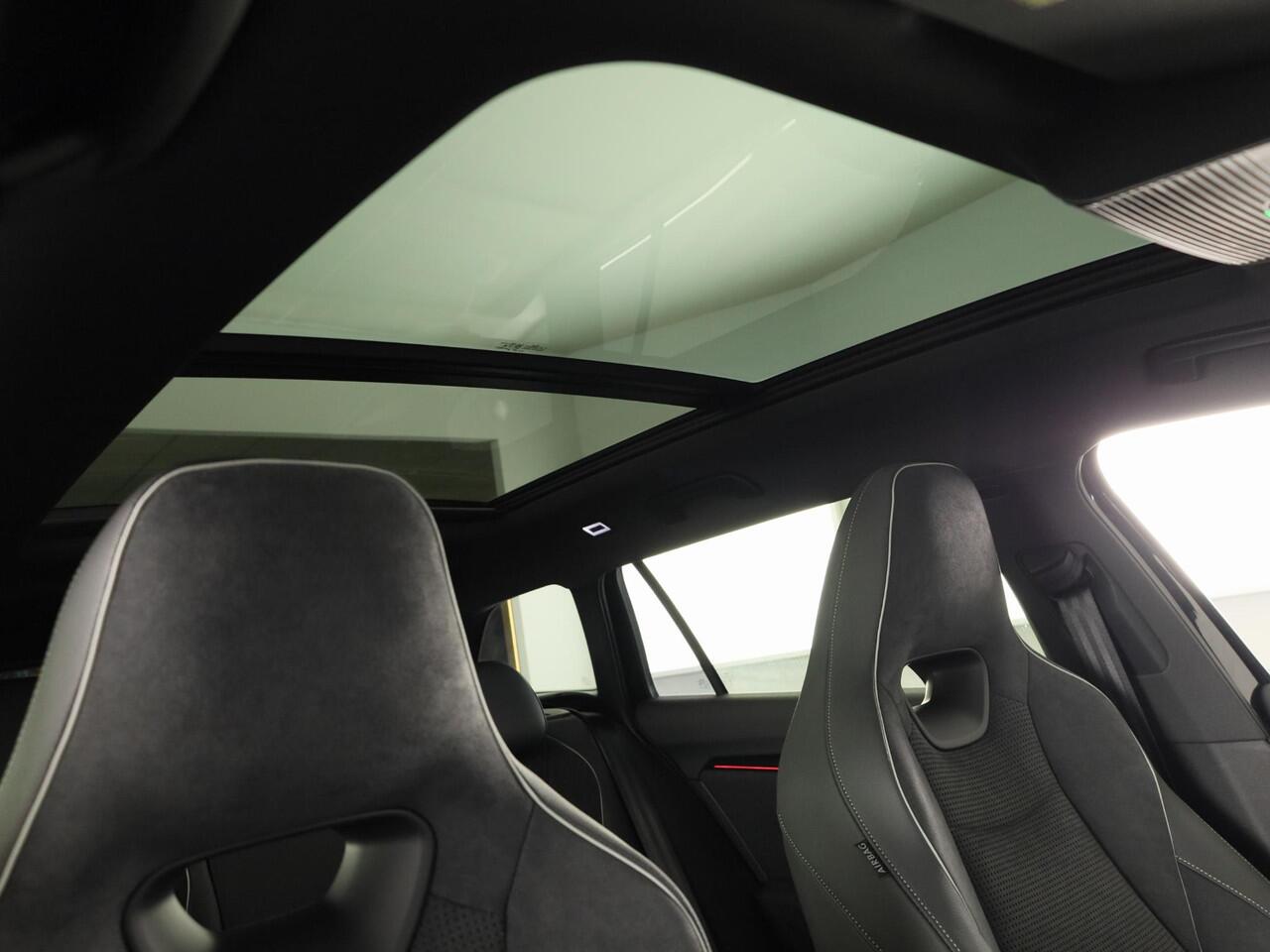 Skoda SUPERB Combi Sportline Business PHEV 1.5 TSI 204 pk 6 versn. DSG | Panoramadak, elektrisch bedienbaar | Trekhaak, wegklapbaar | Travel Assist Plus Sportline | Dynamic Chassis Control Pakket | CANTON Soundsystem | Lichtmetalen velgen 19 inch Aniara Aero zilver