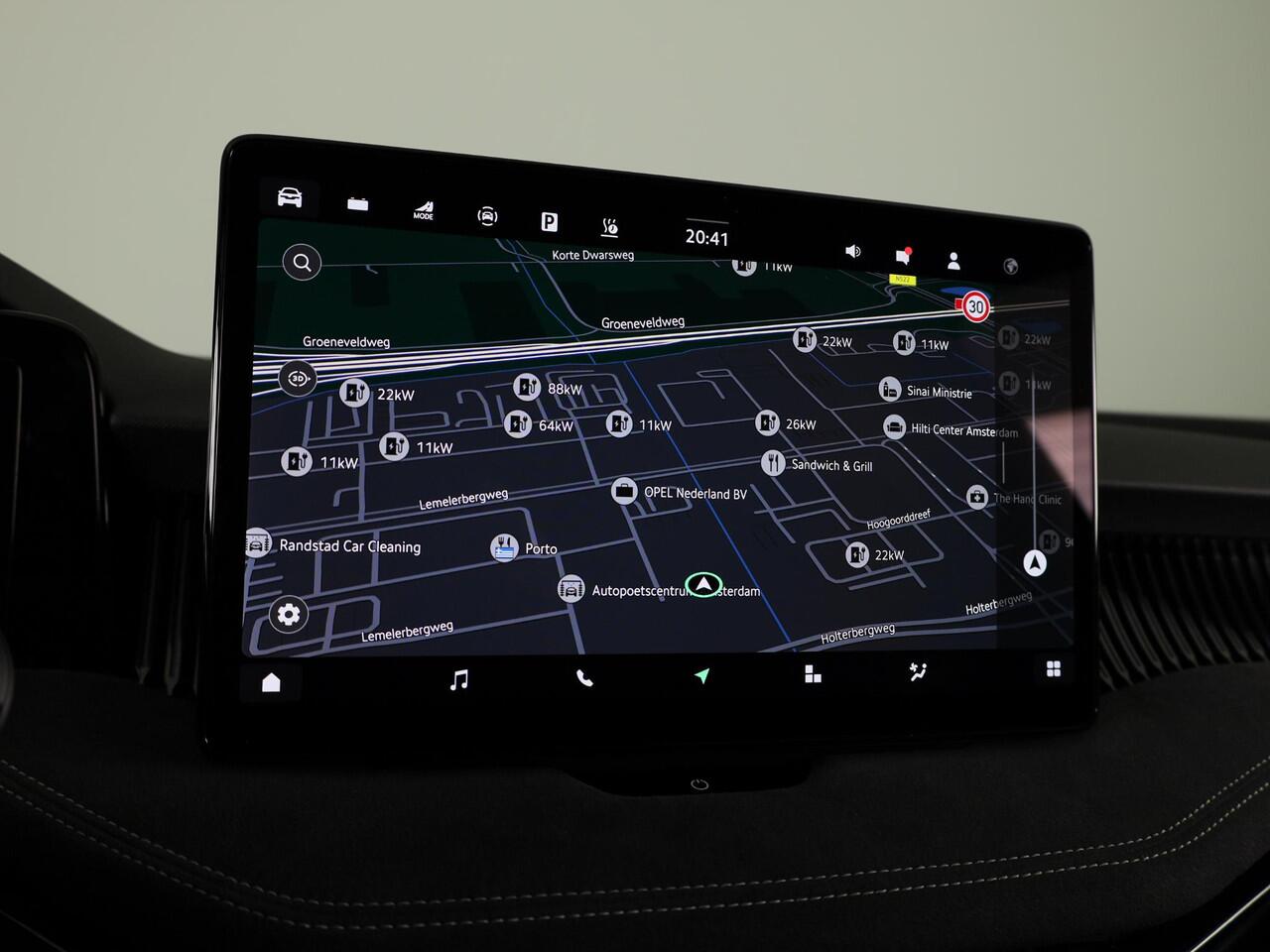 Skoda SUPERB Combi Sportline Business PHEV 1.5 TSI 204 pk 6 versn. DSG | Panoramadak, elektrisch bedienbaar | Trekhaak, wegklapbaar | Travel Assist Plus Sportline | Dynamic Chassis Control Pakket | CANTON Soundsystem | Lichtmetalen velgen 19 inch Aniara Aero zilver