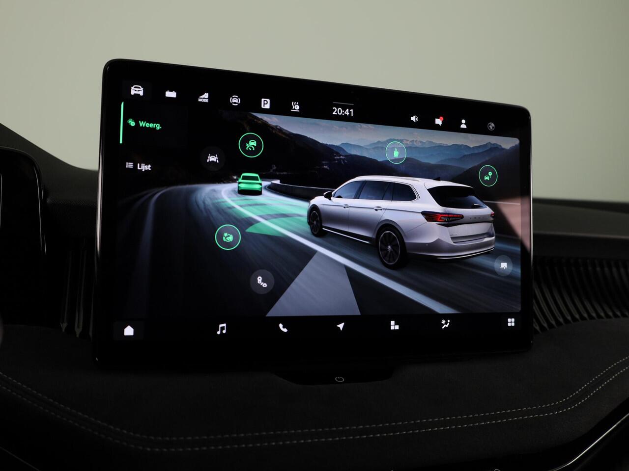 Skoda SUPERB Combi Sportline Business PHEV 1.5 TSI 204 pk 6 versn. DSG | Panoramadak, elektrisch bedienbaar | Trekhaak, wegklapbaar | Travel Assist Plus Sportline | Dynamic Chassis Control Pakket | CANTON Soundsystem | Lichtmetalen velgen 19 inch Aniara Aero zilver