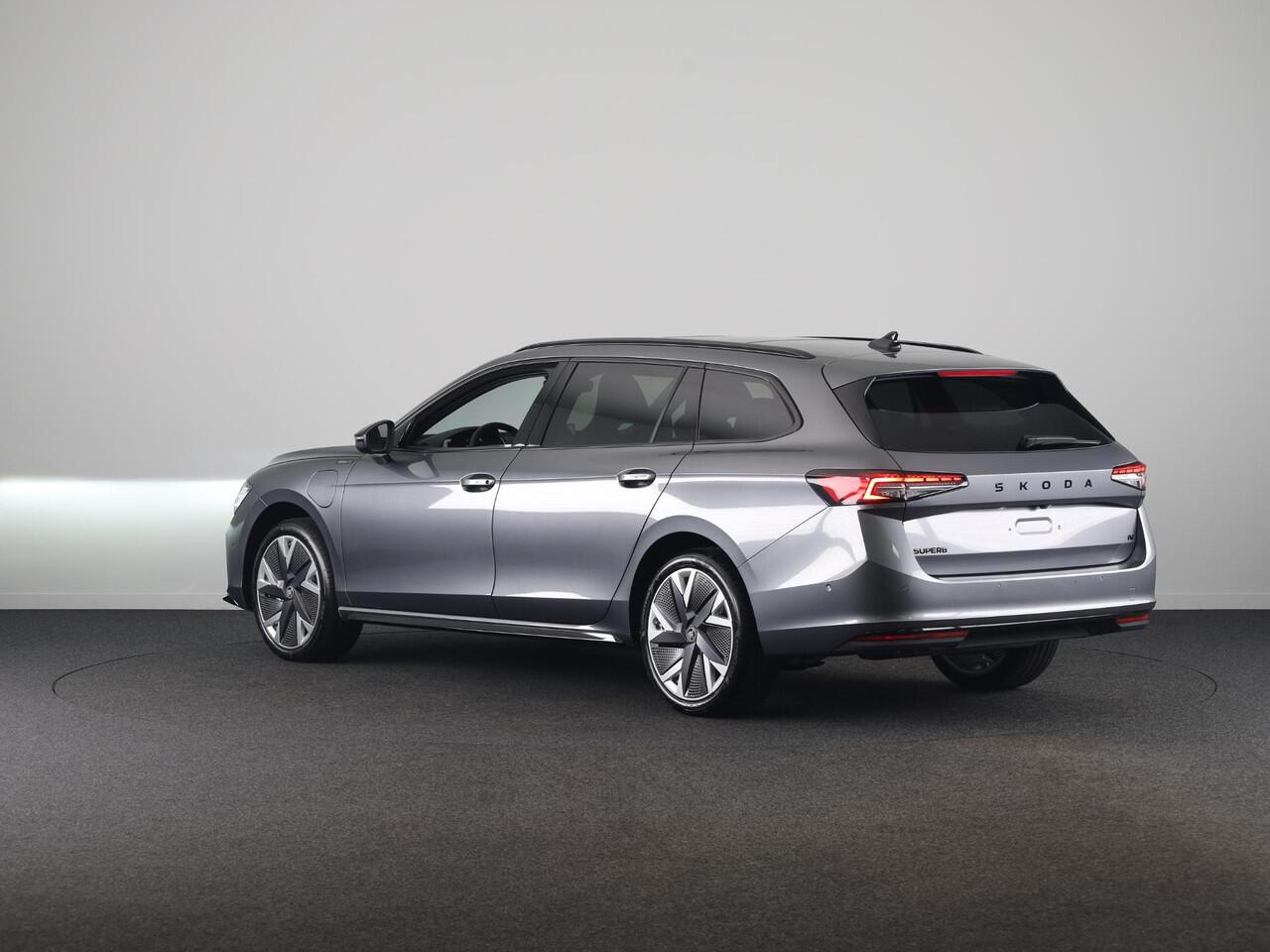 Skoda SUPERB Combi Sportline Business PHEV 1.5 TSI 204 pk 6 versn. DSG | Panoramadak, elektrisch bedienbaar | Trekhaak, wegklapbaar | Travel Assist Plus Sportline | Dynamic Chassis Control Pakket | CANTON Soundsystem | Lichtmetalen velgen 19 inch Aniara Aero zilver