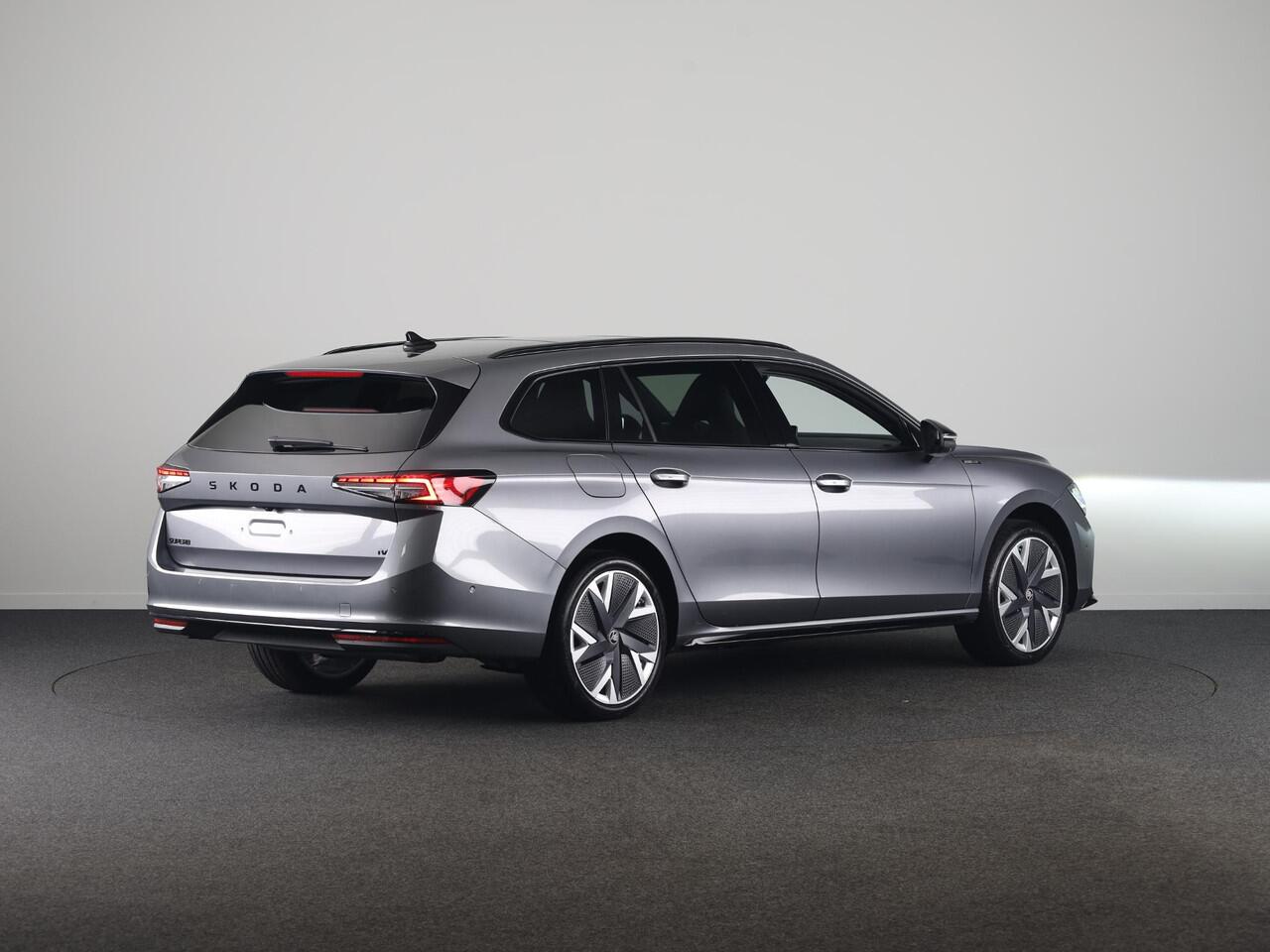 Skoda SUPERB Combi Sportline Business PHEV 1.5 TSI 204 pk 6 versn. DSG | Panoramadak, elektrisch bedienbaar | Trekhaak, wegklapbaar | Travel Assist Plus Sportline | Dynamic Chassis Control Pakket | CANTON Soundsystem | Lichtmetalen velgen 19 inch Aniara Aero zilver