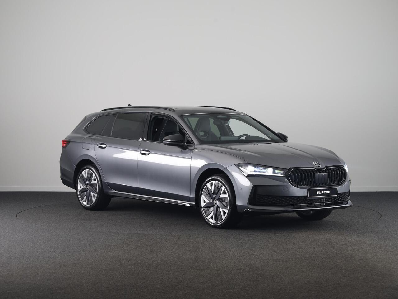 Skoda SUPERB Combi Sportline Business PHEV 1.5 TSI 204 pk 6 versn. DSG | Panoramadak, elektrisch bedienbaar | Trekhaak, wegklapbaar | Travel Assist Plus Sportline | Dynamic Chassis Control Pakket | CANTON Soundsystem | Lichtmetalen velgen 19 inch Aniara Aero zilver