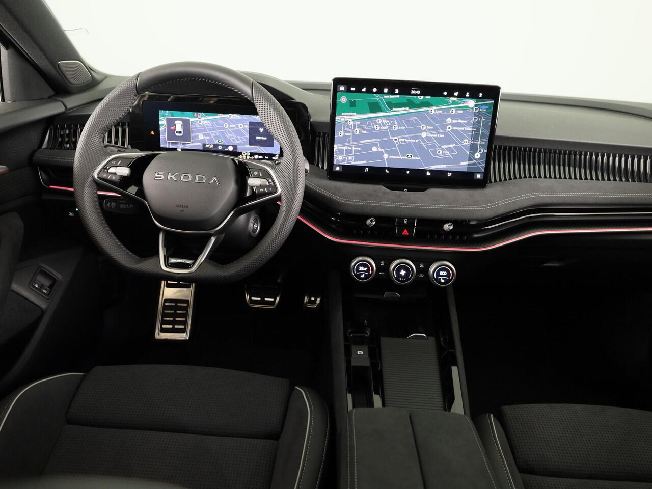 Skoda SUPERB Combi Sportline Business PHEV 1.5 TSI 204 pk 6 versn. DSG | Panoramadak, elektrisch bedienbaar | Trekhaak, wegklapbaar | Travel Assist Plus Sportline | Dynamic Chassis Control Pakket | CANTON Soundsystem | Lichtmetalen velgen 19 inch Aniara Aero zilver