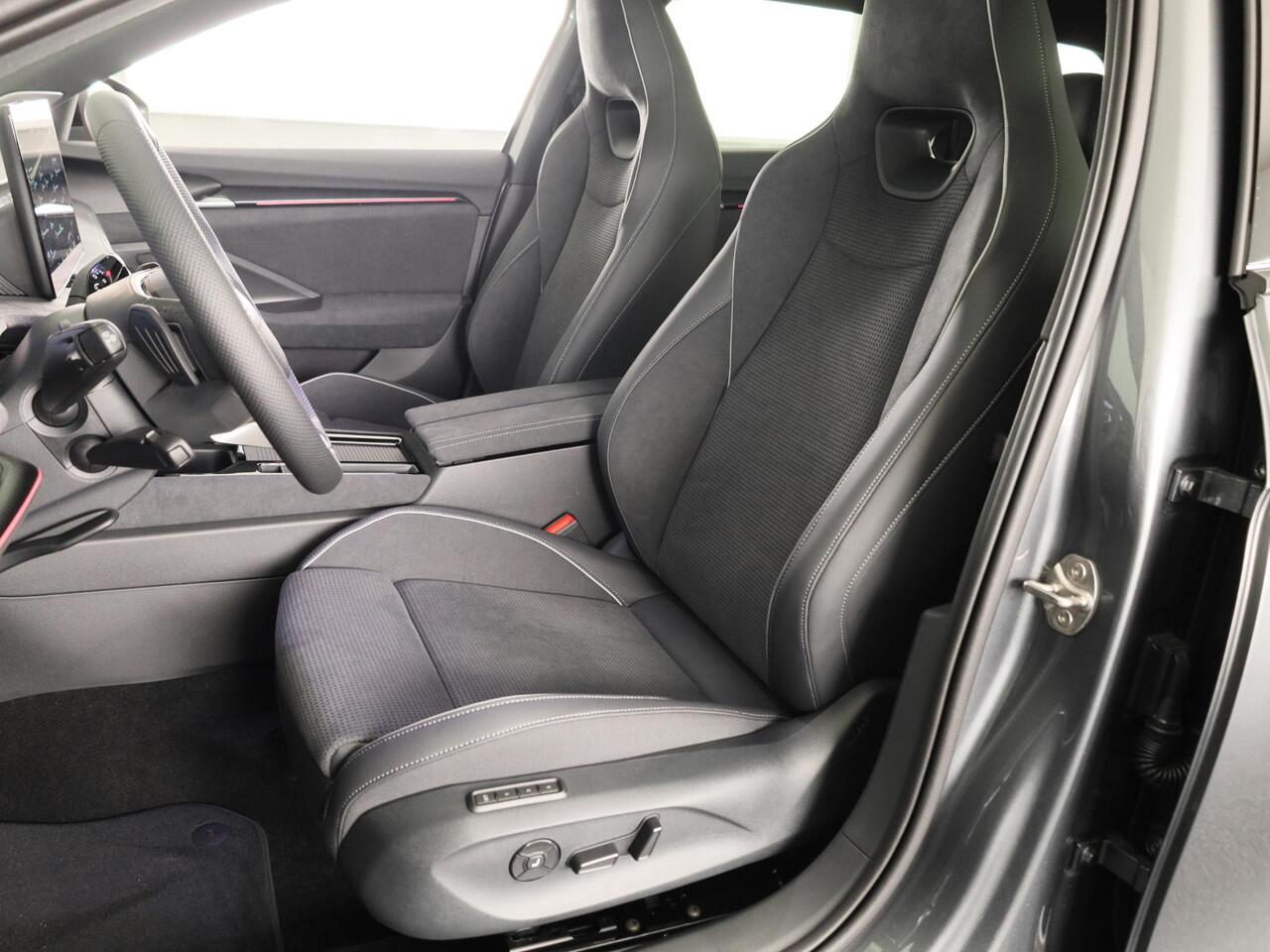 Skoda SUPERB Combi Sportline Business PHEV 1.5 TSI 204 pk 6 versn. DSG | Panoramadak, elektrisch bedienbaar | Trekhaak, wegklapbaar | Travel Assist Plus Sportline | Dynamic Chassis Control Pakket | CANTON Soundsystem | Lichtmetalen velgen 19 inch Aniara Aero zilver