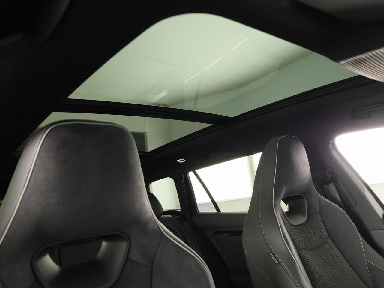 Skoda SUPERB Combi Sportline Business PHEV 1.5 TSI 204 pk 6 versn. DSG | Panoramadak, elektrisch bedienbaar | Trekhaak, wegklapbaar | Travel Assist Plus Sportline | Dynamic Chassis Control Pakket | CANTON Soundsystem | Lichtmetalen velgen 19 inch Aniara Aero zilver