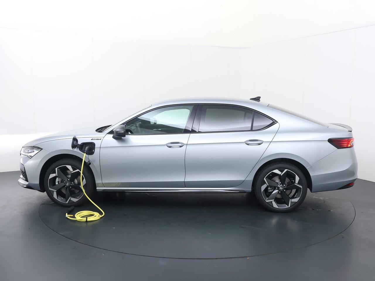 Skoda SUPERB Sportline Business 1.5 TSI PHEV 204 PK | Trekhaak | 19" Lichtmetalen velgen | Canton Geluid |