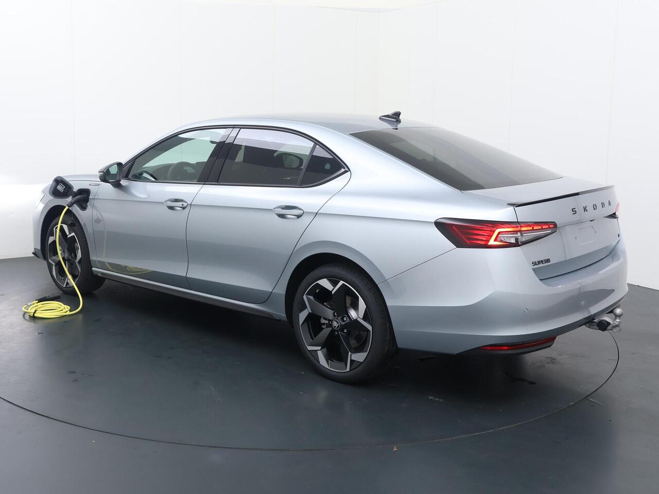 Skoda SUPERB Sportline Business 1.5 TSI PHEV 204 PK | Trekhaak | 19" Lichtmetalen velgen | Canton Geluid |