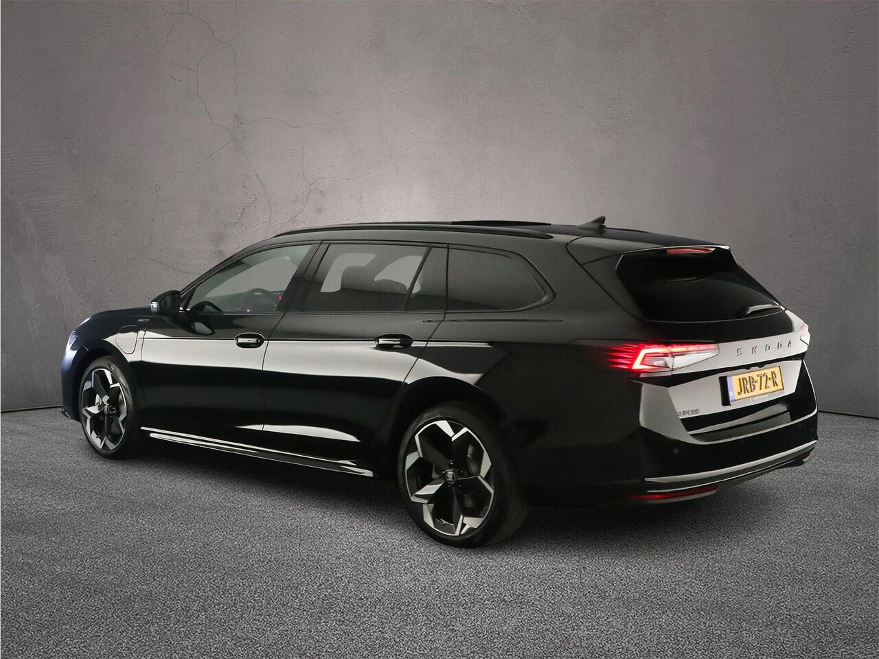 Skoda SUPERB Combi Sportline Business 1.5 TSI PHEV 204pk DSG Automaat Trekhaak, Panoramadak, Head up display, Adaptive cruise control, Achteruitrijcamera