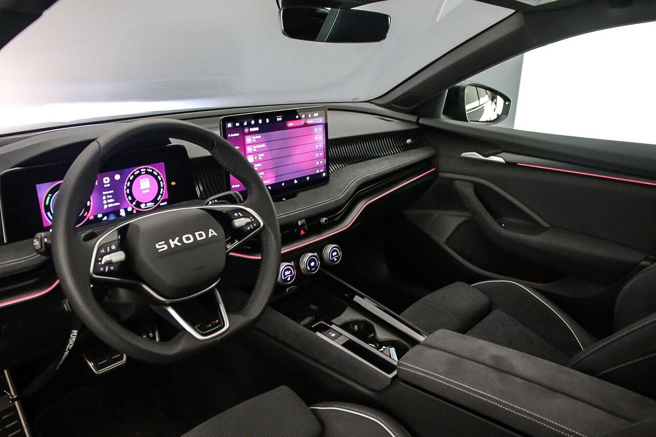 Skoda SUPERB Combi Sportline Business 1.5 TSI PHEV 204pk DSG Automaat Trekhaak, Panoramadak, Head up display, Adaptive cruise control, Achteruitrijcamera