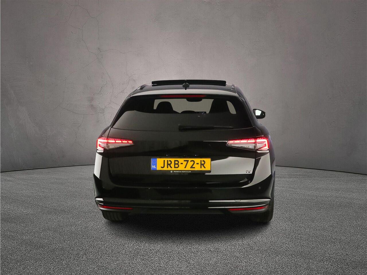 Skoda SUPERB Combi Sportline Business 1.5 TSI PHEV 204pk DSG Automaat Trekhaak, Panoramadak, Head up display, Adaptive cruise control, Achteruitrijcamera