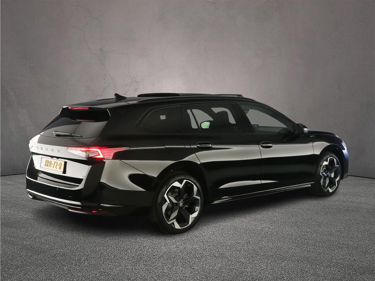 Skoda SUPERB Combi Sportline Business 1.5 TSI PHEV 204pk DSG Automaat Trekhaak, Panoramadak, Head up display, Adaptive cruise control, Achteruitrijcamera