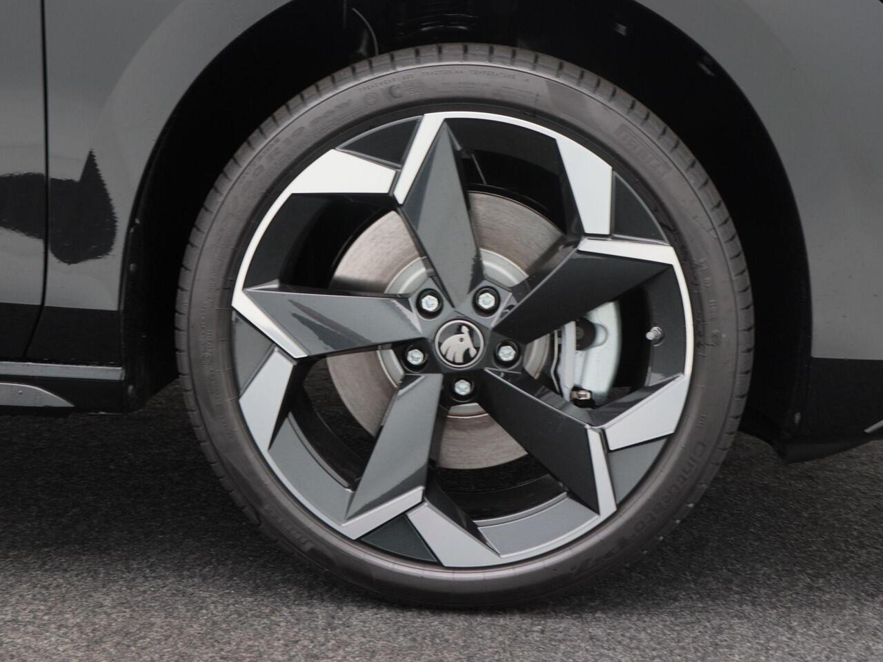 Skoda SUPERB Combi Sportline Business 1.5 TSI PHEV 204 PK | Panoramadak | Head-up display | Trekhaak | 360 camera | Stoelverwarming vóór en achter