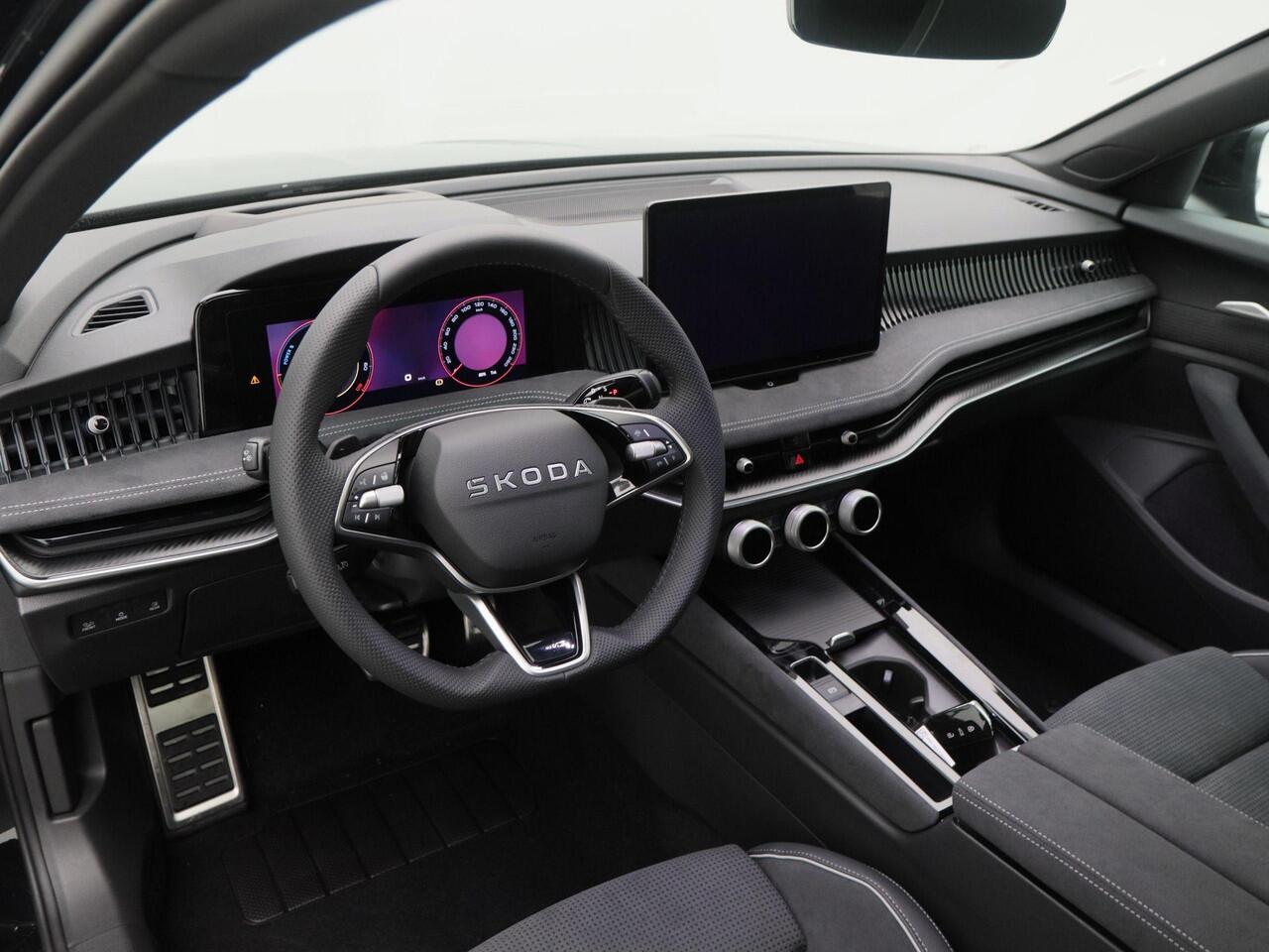 Skoda SUPERB Combi Sportline Business 1.5 TSI PHEV 204 PK | Panoramadak | Head-up display | Trekhaak | 360 camera | Stoelverwarming vóór en achter