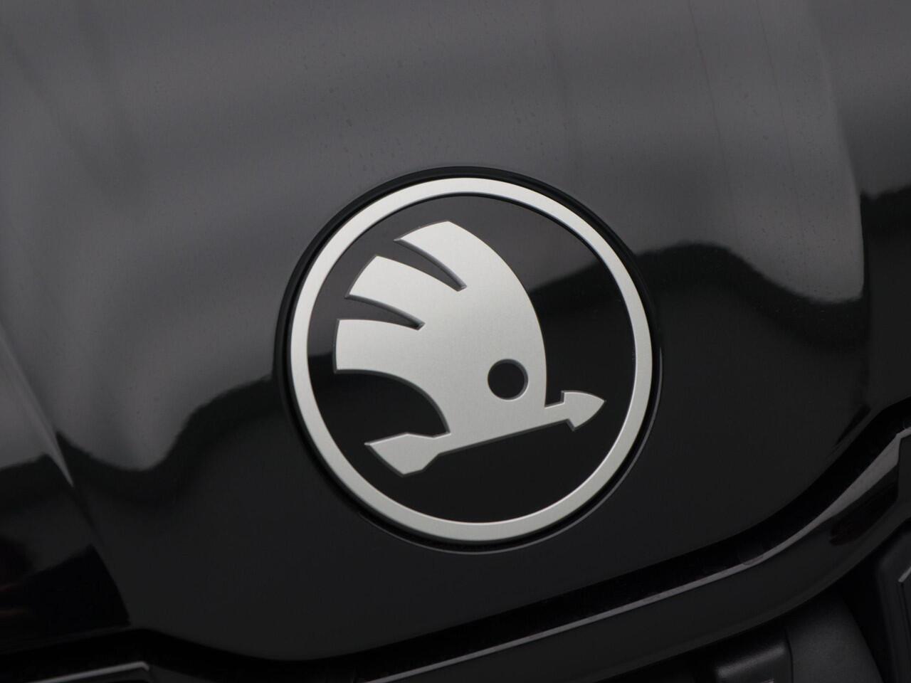 Skoda SUPERB Combi Sportline Business 1.5 TSI PHEV 204 PK | Panoramadak | Head-up display | Trekhaak | 360 camera | Stoelverwarming vóór en achter