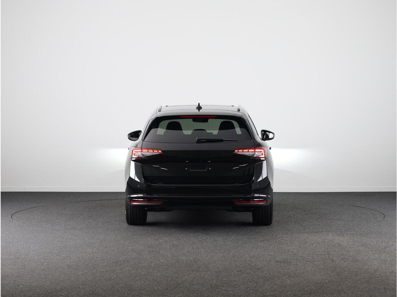 Skoda SUPERB combi Sportline Business PHEV 1.5 TSI 204 pk 6 versn. DSG | Travel assist plus | Panoramadak | Canton | 19 inch lichtmetalen velgen