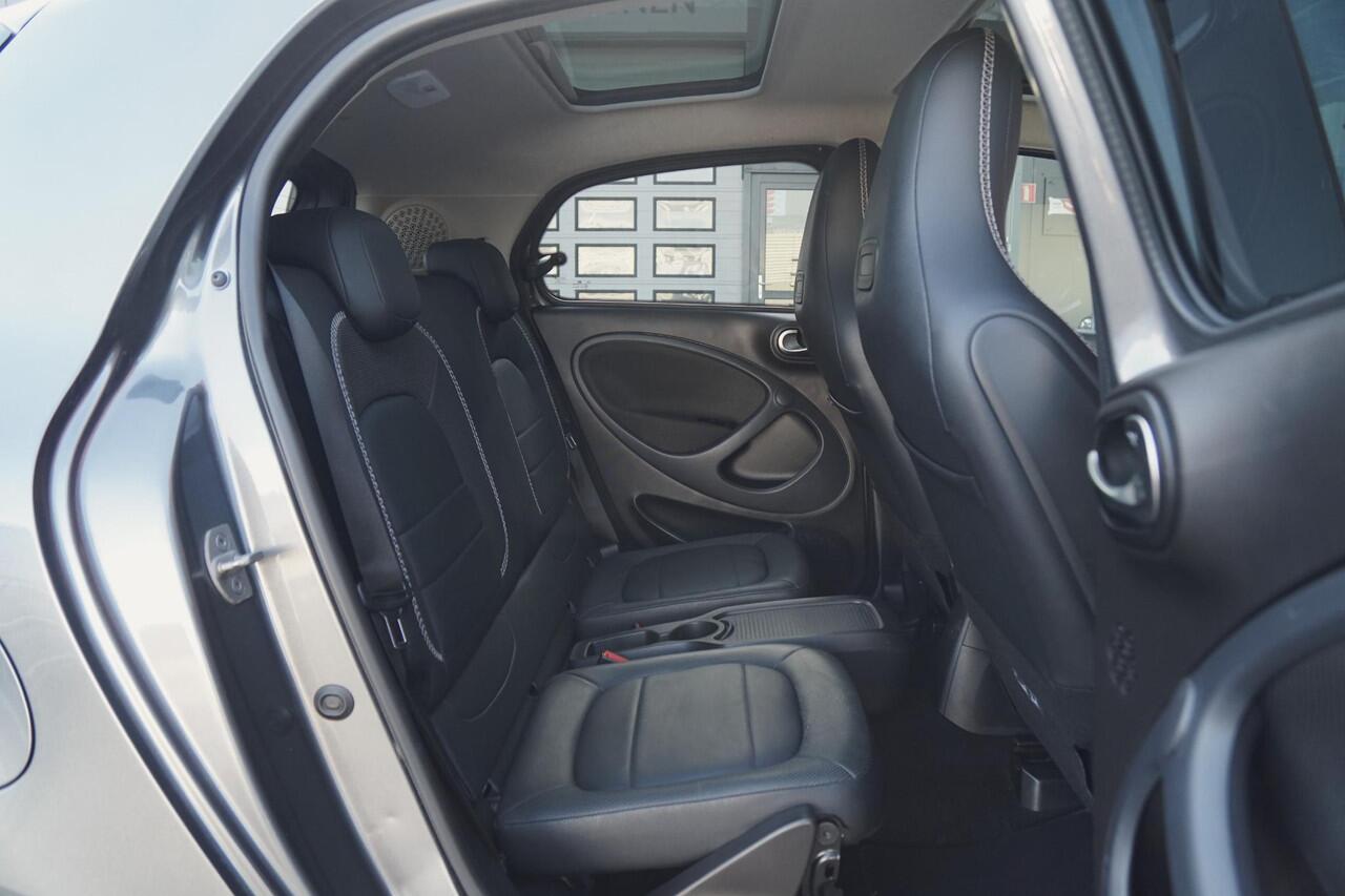 Smart EQ FORFOUR BRABUS Style 18 kWh + CAMERA / STOELVERWARING VOOR & ACHTER / PANO