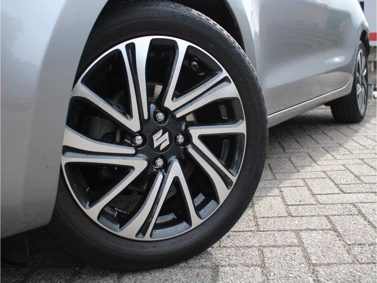 Suzuki SWIFT 1.2 Style Smart Hybrid CVT Automaat Navigatie, Cruise Control Adaptief, Stoelverwarming, Achteruitrijcamera, Parkeersensoren Achter