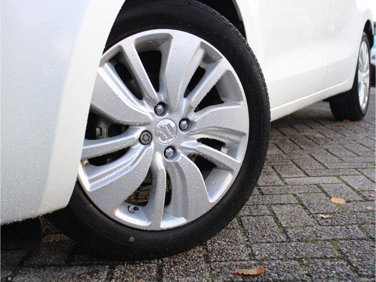 Suzuki SWIFT 1.2 Select Smart Hybrid Achteruitrijcamera, Stoelverwarming, DAB Radio, Apple Carplay/Android Auto