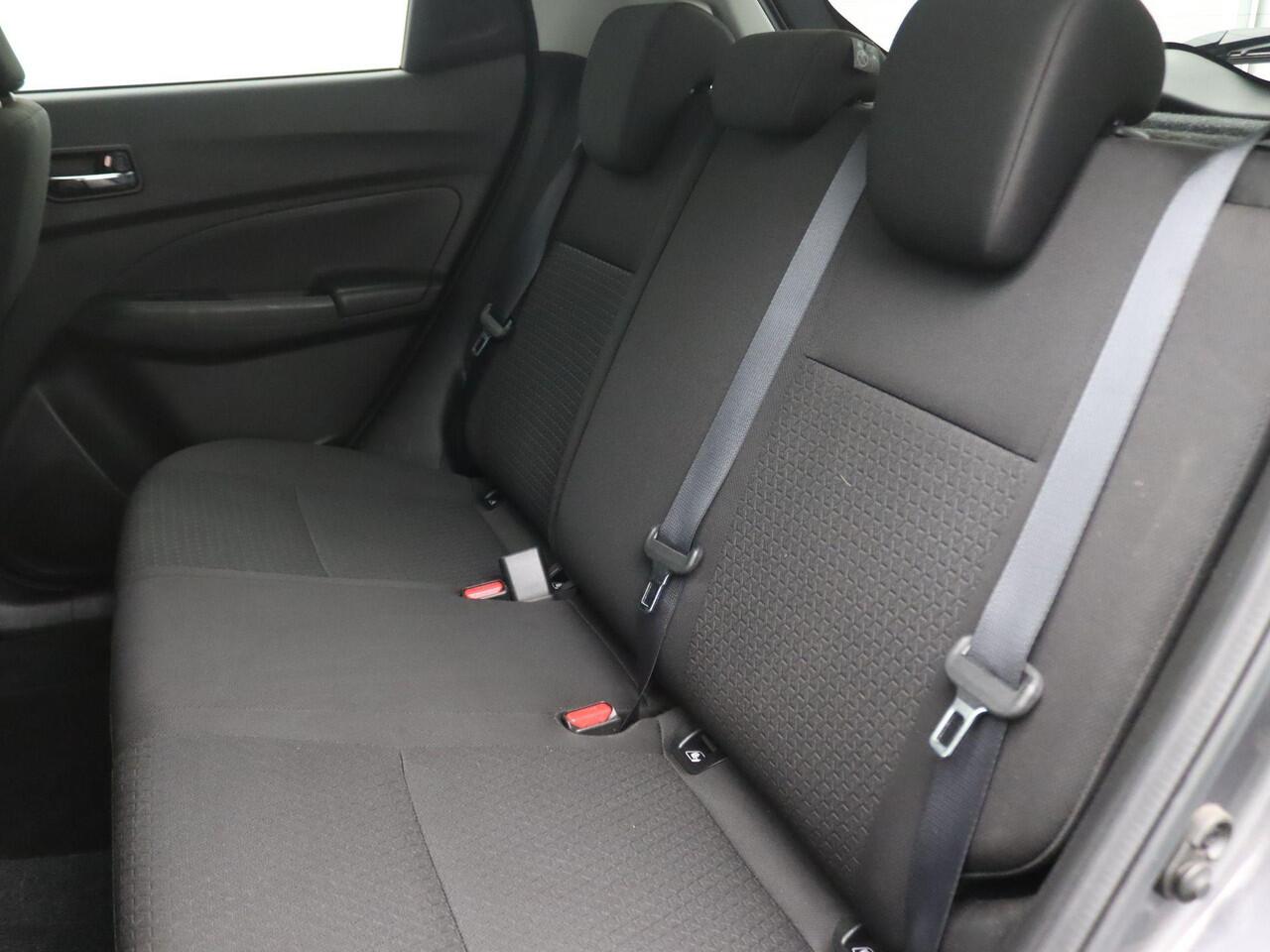 Suzuki SWIFT 1.2 Style Smart Hybrid 83PK Aut. Trekhaak, Keyless, Achteruitrijcamera, Clima, Adaptieve Cruise Controle, Side Assist, 16" LM Velgen, Stoelverwarming